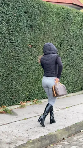 saw you looking my way 😏👋