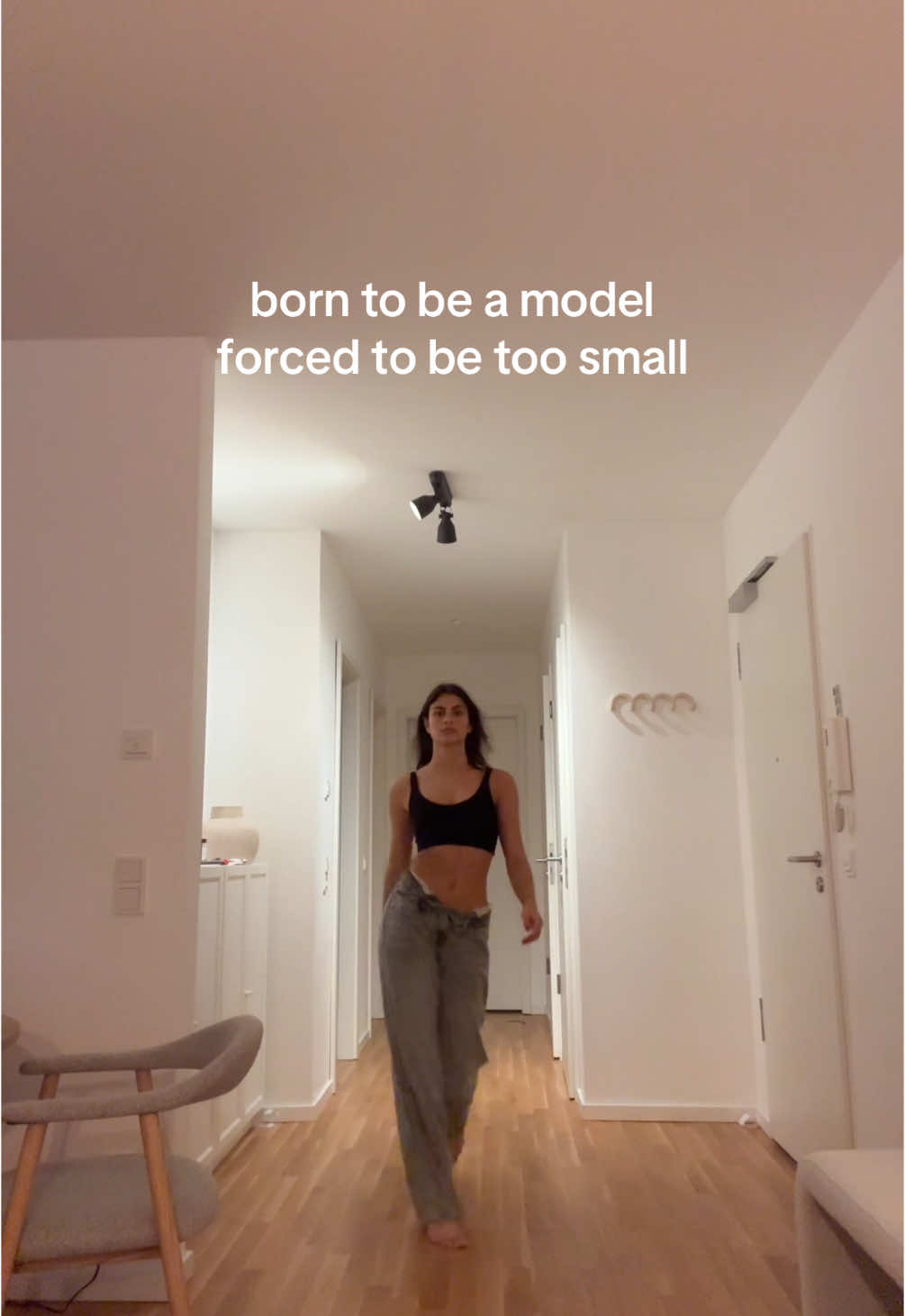 crying with my 168 cm 😭 where are my petite models? 🤍 #catwalk #modelwalk #runwaymodel #foryou #relatable #horsewalk #horsewalkvscatwalk #petitemodel #modelling 