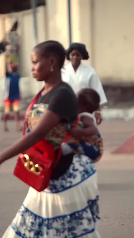 GRWM dans la rue✨ devine le lieu  Makeup :@Beauty Maz  Vidéo: @SAWa 🍂  Inspi @Ingrid Ohara  #kinshasa🇨🇩 #grwm #grwmmakeup #beauty #lesfilles #rue #pourtoii #views #prtoi #prt #glam #prt 