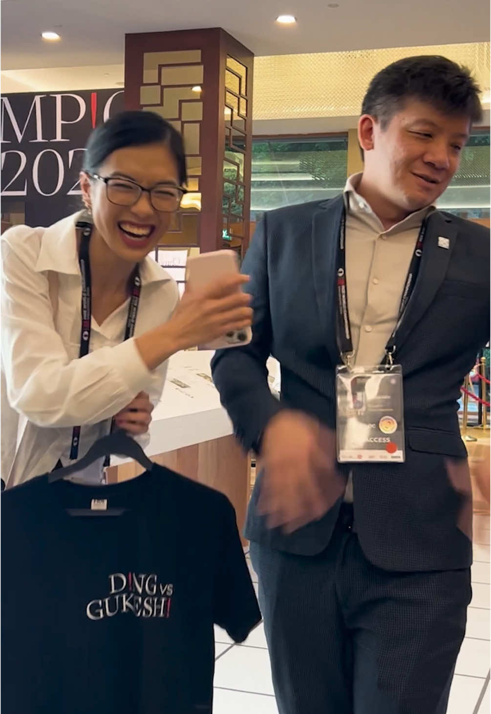 would 🫵YOU win the shirt as well? Impressive stuff from GM Kevin once again! 👏 #chess #chessmaster #wcc #worldchesschampionship #grandmaster #chessplayer #chesshistory #quiz #singapore #nemo #chesslife 