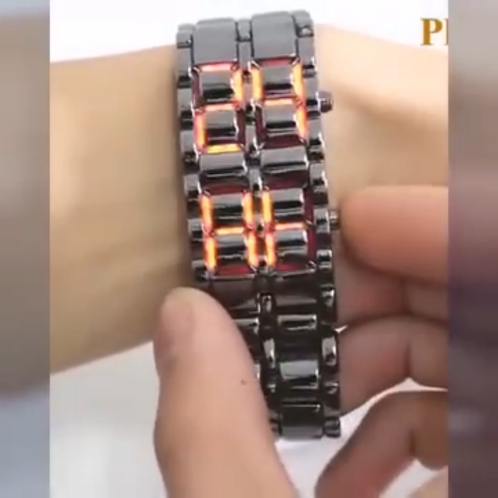 Montre bracelet led à affichage numérique.  La montre parfaite pour les hommes qui aiment se démarquer. Très résistante à l'eau.  Prix : 7000f tel: 0140427222