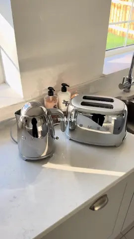 we love home life <3 <3 . #smeg #smegkettle #smegappliances #kitchen #kitcheninspo 
