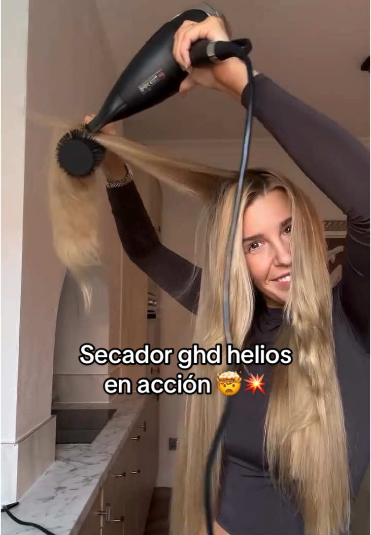 El secador más amado: nuestro secador profesional #ghdhelios 😍 Con la última tecnología, te garantiza los mejores resultados en un tiempo récord. Corre y hazte con el en nuestra web: ghdhair.com  🛒✨ @Naomibouncyblows  #ghd #ghdhair #goodhairday #ghdhelios #helios #secadordepelo