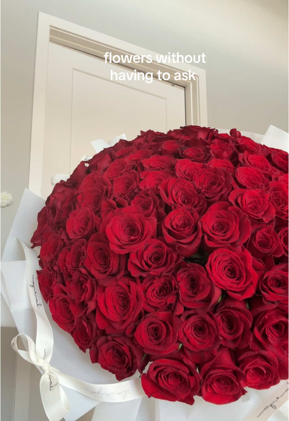 no girl wants to have to ask for flowers 😔  • • • #100 #redroses #roses #bigbouquet #100roses #coquette #boyfriend #girlfriend #giftideas #christmas #flowers #couple 