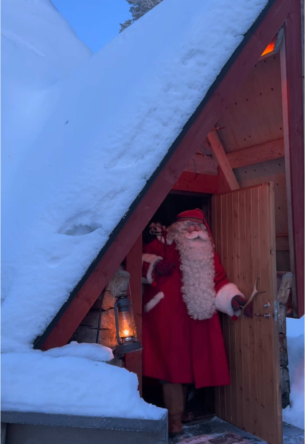 Psst! Did you notice, it’s just two weeks until Christmas and Santa Claus is getting ready...❤️🎅🏼  Let’s enjoy this magical time together ✨ #christmas #santa #santaclaus #winter #december #rovaniemi #visitrovaniemi 