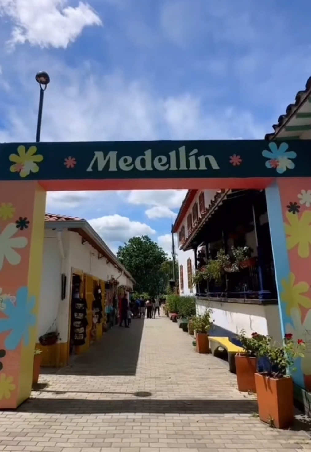Vive la magia de Medellín✨ una ciudad que combina innovación, historia y belleza natural 🌸 Viaja con nosotros y vive una experiencia única! ✈️🌃