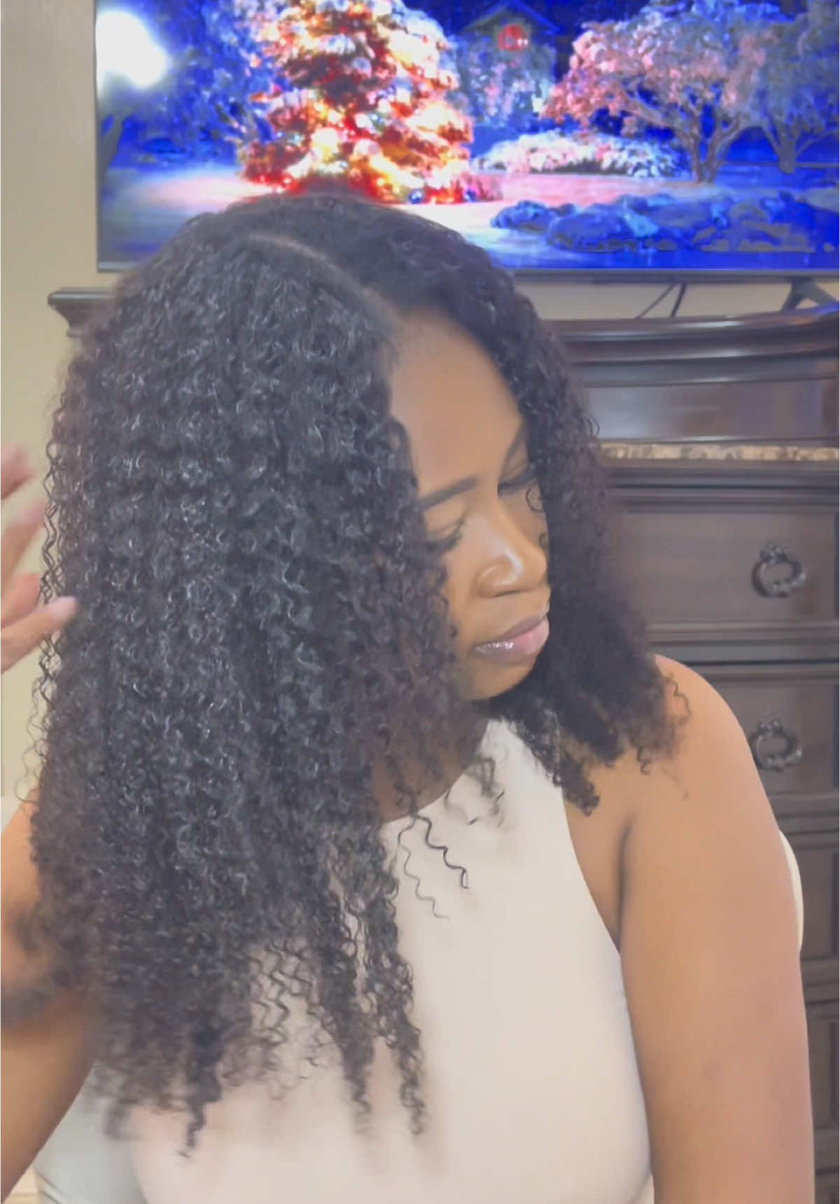 Define the curls on my curly vpart wig from @ohmyprettywigofficial with me‼️ This exact wig is linked in my bio🔥 #wigstyling#curlywig