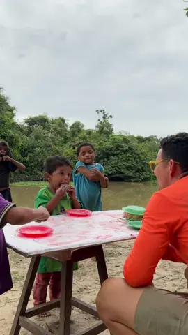 Esse é o projeto presentear, levando um momento de alegria para crianças ribeirinhas, sei que mesmo sendo pouco pra nós, pra eles é muito, eu peço a todos que poderem participar da minha Ação para o projeto continuar existindo com apenas $04  Nossas despesas são muito altas e esse é o único meio de continuarmos, para participar vá até o perfil #cake #bolo #marajó #tbbolosdecorados 