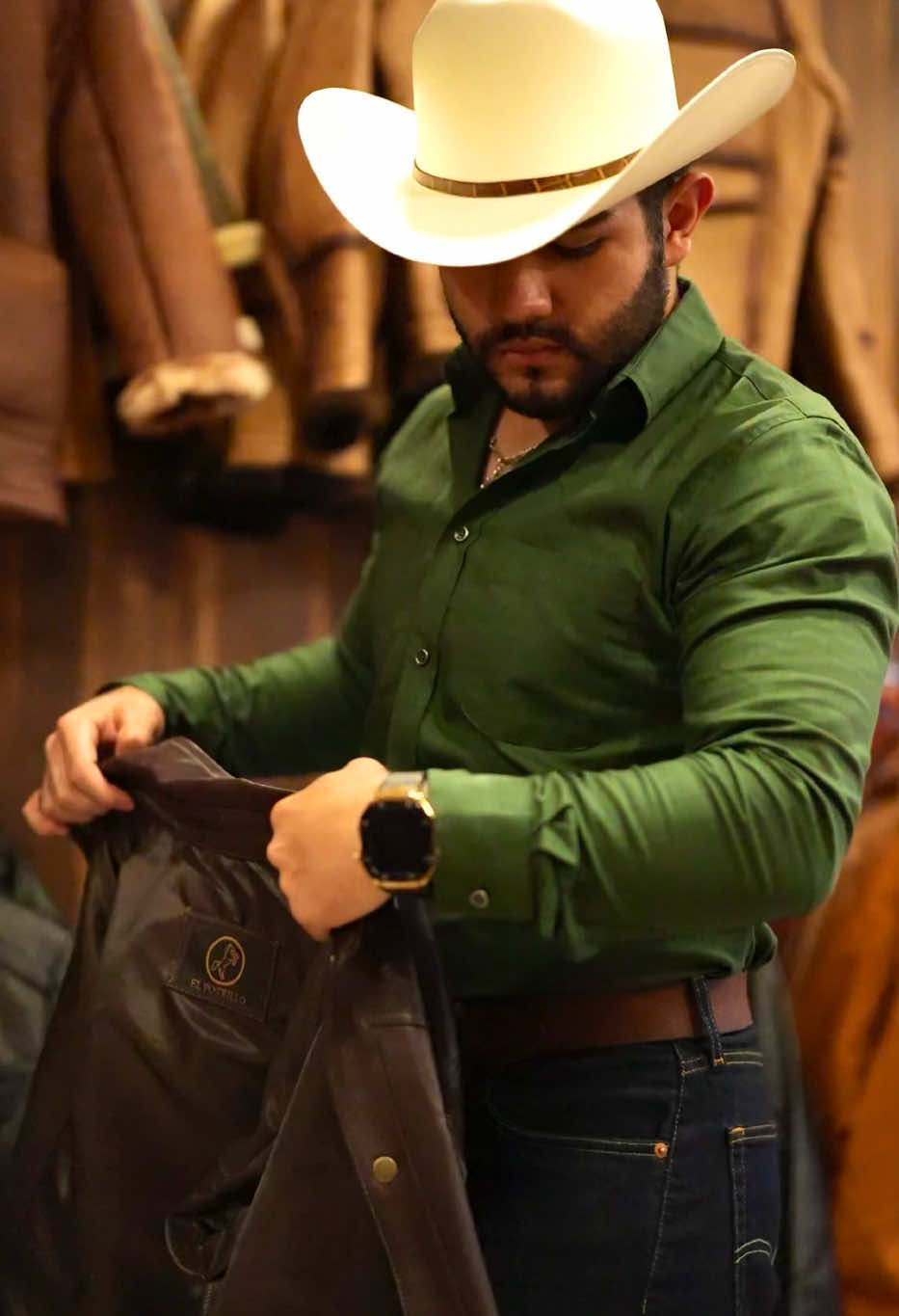 Sobrecamisa Chocolate  #chocolate #ranchero #buchona #hombres #modelo #guapo #vaquero #modamasculina #estilo #western #western #sobrecamisa #cuero #elegante 