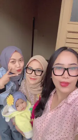 Sering kya gini g sih, salah pencet wkwkw hte kacamata kita samaan. Lucu yaaak wkwkw samaan yuk😍 #fyp #kacamata #viral #kacamatakotak #kacamataestetik 