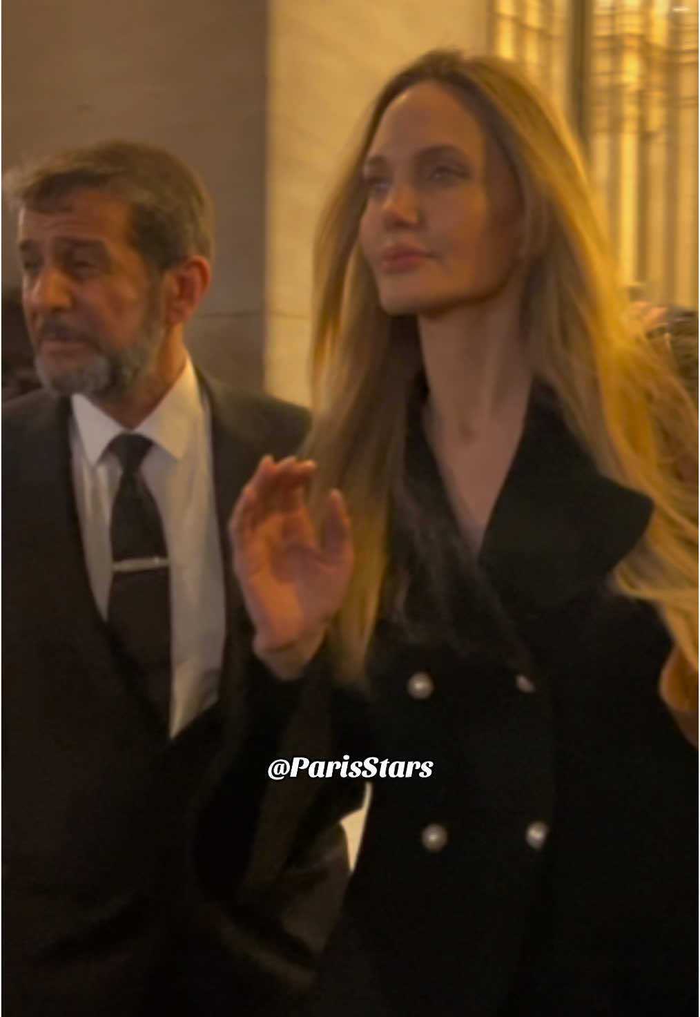 Angelina Jolie steps out with her daughter Zahara Marley tonight in Paris #angelinajolie #paris #celebrity #bradpitt #paparazzi #hollywood 