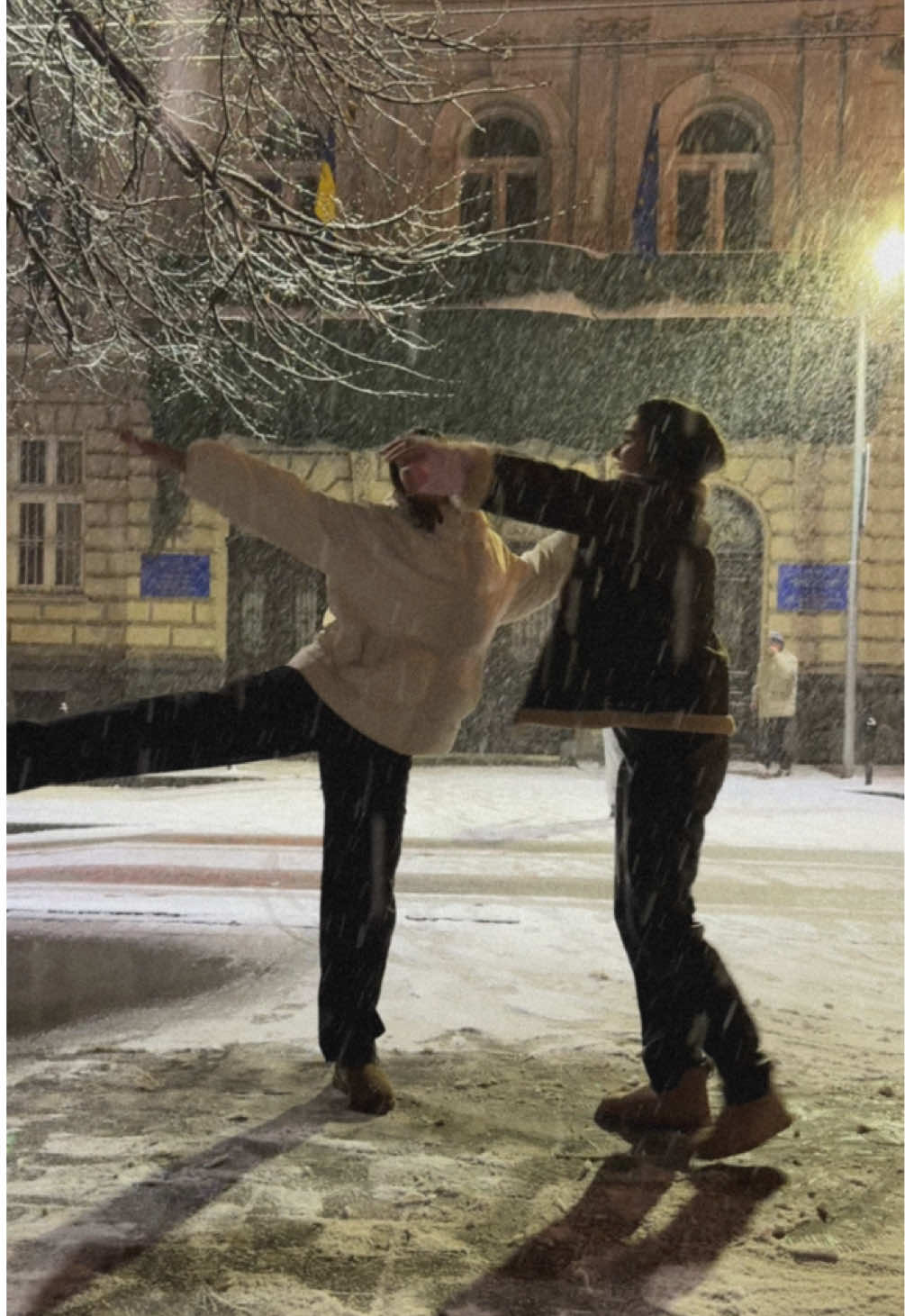 pov: бути в ТОЙ час і в ТОМУ місці, з людинкою яка підтримає твою ідею 🥹💘 Хотіла зняти це відео купу років, але ніколи не получалось. А тут - 💔 #snowmandance #snowman #snowmanchallenge #snowmanfriend 