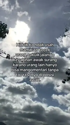 Yg paliang sanang di dunia ko hanyo mengomentari iduik urang#minang #minangstory #qoutesminang #katakataminang #minangtiktok #laguminang 