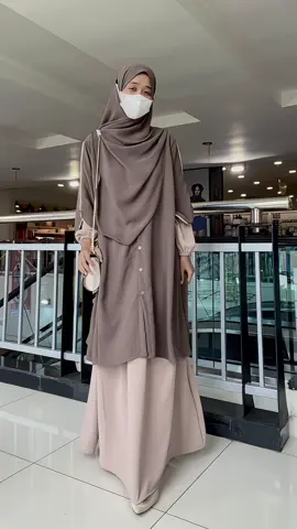 Warna tone grey ini jujur paling cakep kyak warna coklat ke abu an tp buat dapetin warna aslinya di kamera kok susah bett yaa 🤣 #settunikrok #onesetrok #setrok #salimaoneset #tokoria #affiliatetiktok 