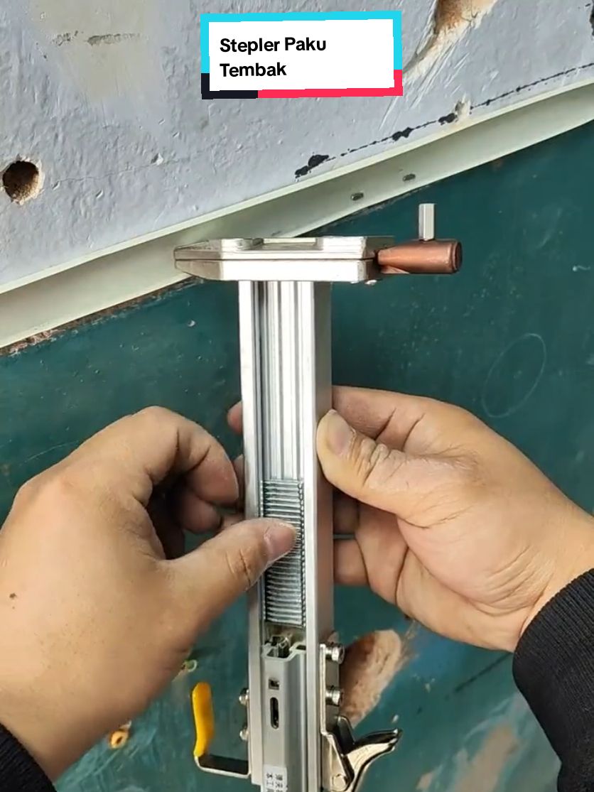 bapak kesulitan memasang paku dengan cepat? pakai stepler paku tembak ini #stepler #paku #pakutembak #steplernailer #nailer #promoguncang1212 