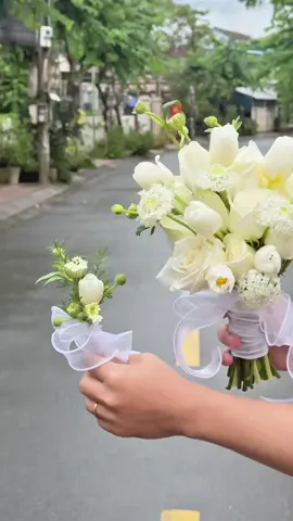 Tông hoa cưới tulip mix hồng trắng thuý châu siêu xink và nhẹ nhàng 🌷 Nàng dâu tham khảo lựa chọn #tiemhoadreamlife #hoacuoicamtay #danang #hoatuoidanang #hoatuoi #hoadanang #hoachucmung 