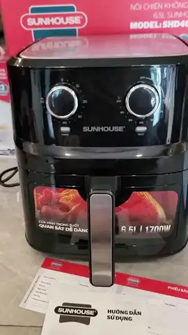 Nồi chiên không dầu Sunhouse SHD4030 😘 CẢ TUẦN THẢNH THƠI – KHÔNG NGẠI BẾP NÚC 👩🏻‍🍳 Sau một tuần nhiều lo toan bộn bề, ai cũng mong muốn dành nhiều thời gian nghỉ ngơi nhưng vẫn chu toàn những bữa cơm đủ chất cho gia đình vào dịp cuối tuần. 🤩 Nồi chiên không dầu vạn người mê SUNHOUSE SHD4030 là trợ thủ đắc lực giúp bạn “hô biến” mâm cơm nhà 5 món chiều lòng, chiều khẩu vị cả nhà chỉ trong tích tắc. 👉 Dễ dàng kiểm soát thời gian và nhiệt độ nấu với cửa sổ khoang chiên trong suốt 👉 Đảm bảo món ngon ngoài giòn rụm, trong mềm ngọt với công nghệ Rapid Air 360 độ 👉 Nấu nướng nhàn tênh với thao tác núm xoay tiện dụng 👉 “Cân tất” gà, vịt nguyên con với dung tích khủng 6.5L 🛒 “Xả hơi” việc bếp, nấu ngàn món ngon cùng nồi chiên không dầu quốc dân #SUNHOUSE #SHDGD24 #NCKD24 #SunhouseNoichienvannguoime #Candumonnaudumam