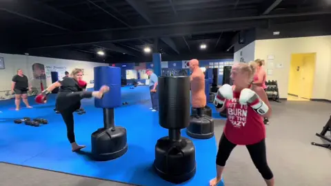 #Fitness #exercise #feelingstrong #feelingfit #gym #energy #boxing🥊 #kickboxingworld #kickboxing #jenniferlopez #losefat #loseweightwithme #exercise #CapCut 