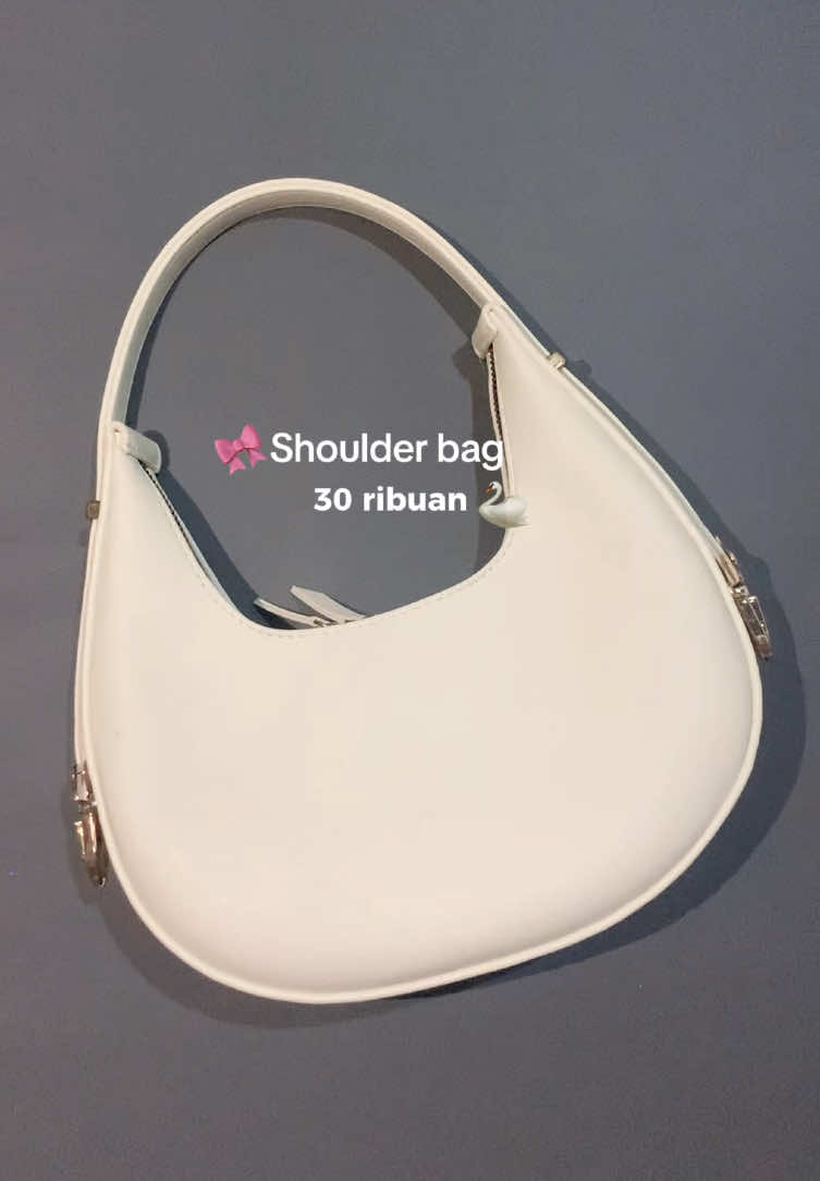 tetap bisa tampil stylish pake tas 30k🥰🫶🏻 #shoulderbag #tasbahu #shoulderbagwanita #moonbag #tasmurah #taswanita #taswanitamurah #affiliate #fyp #fypage 