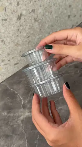 Kecil kecil tapi banyak peminatnya👀 Mika cup saus dari Juragan Plastik cocok banget untuk wadah saus,chilli oil dan juga puding loh tutupnya rapat dijamin anti bocor✨ #plastik #kemasan #mika #mikabento #pouch #jashujan #polybag #supplierplastik #hdpe #pabrikplastik 