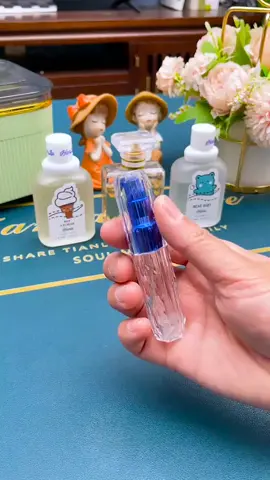 Ang easy nalng dalhin kahit saan, sa bag. kase maliit lang at kasyang kasya #refillablebottle  #refillbottle  #refillableperfumebottle  #perfumebottle  #refillableperfume 