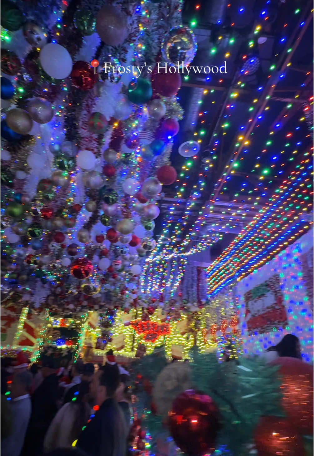 📍Frosty’s Hollywood  #lachristmas #christmasinlosangeles #losangeles #frostyshollywood #christmaspopup #laocspots #placestogoinlosangeles #ladateideas #ladatenight #placestovisitinla #christmas #losangeleschristmasbar 