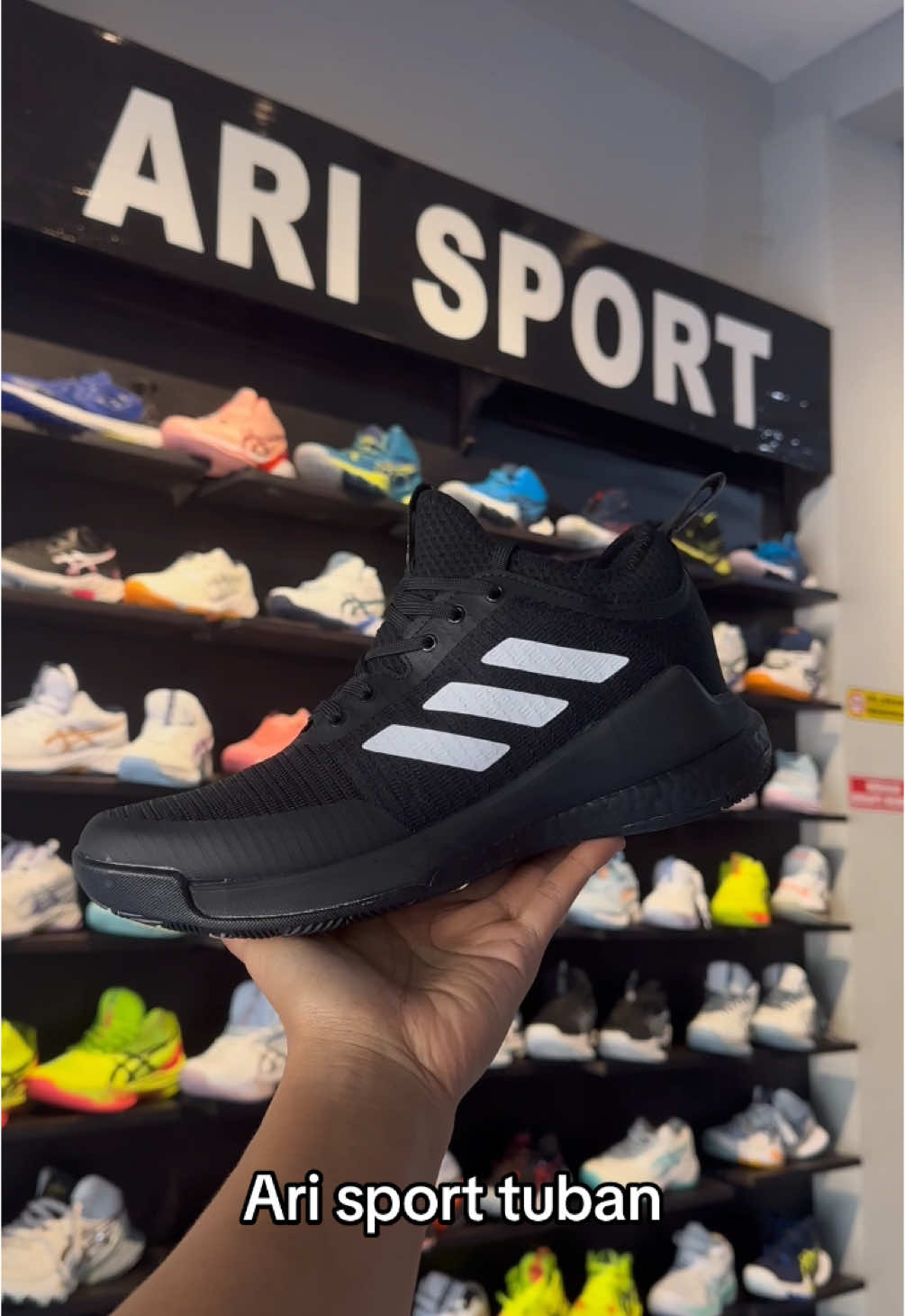 Sepatu voli adidas crayflight size 40-45 jos bahan gantengmu ini kalau punya adidas ini Follow ig: arisport.tuban Shopee: ari sport tuban Lazada: ari sport tuban Order: 082132420755 #TikTokAwardsID #CapCut #metarise2paris #sepatudecit #proliga2025 #offlinearisporttuban #JelajahMerdeka #mizunodimension #arisport #wlz8 #nikegiannisimmortaility #voliasik #sepatumura #belanjasepatu #fypシ゚viral #asicsnetburnerballisticff3 #grabagan #sepatuvolimurah #voliasik #volicantik #tarkamvoli 