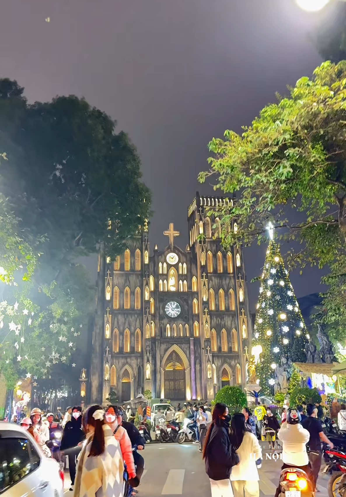 Nhà thờ lớn Hà Nội khi phố lên đèn, đẹp lung linh luôn 😜😚  📍 40 Phố Nhà Chung, Hàng Trống, Hoàn Kiếm , Hà Nội 🕍🇻🇳 #giangsinh2024 #christmas #nhatholonhanoi #.anhtuan989 #xuhuong #fyp 