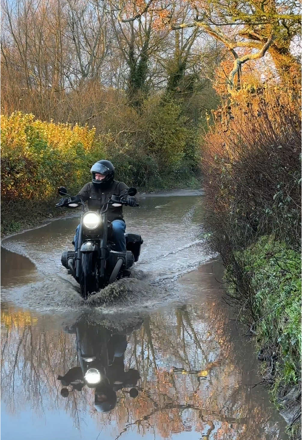 Water cooled 2024 BMW R 18 Roctane. Had to shoot a Reel to promote a YouTube video we produced on the bike and this spot seemed to be the perfect combination of water and sunset. Rider in shot and video by Alex Rollings. YouTube and Instagram: @motofilmer Location is Kent, England, UK. Thank you to BMW Motorrad UK for loaning us this bike to ride. If you’d like to have your bike featured on our account, collaborations or for business enquiries with The Classic Motorcycle Channel please DM us direct. All our photo and video content is original work and copyright to The Classic Motorcycle Channel. We DO NOT give you permission to copy our work for any purpose. #bmwmotorrad #bmwr18 #bmwr18roctane #bmwmotorcycles #bmwboxer