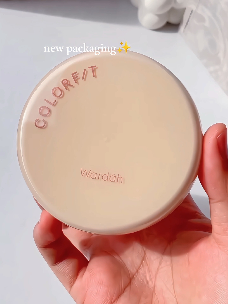 new packaging & new formula! looknya lebih mewah & cantik, apalagi formulasi baru yg bikin cushion ini jadi lebih bagus polll. oh iya wardah juga ngeluarin shade baru loh! wajib punya sih ini✨🩷🩷 #wardah #wardahbeauty #wardahcolorfit #cushionwardah 