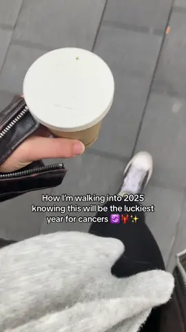 Cancer girlies raise your hand 🦞♋️✨👋🙋‍♀️🎀 #astrology #2025 #cancerzodiac #zodiacsigns #zodiac #fyp #girlssupportgirls #teamwork #teamworkmakesthedreamwork 