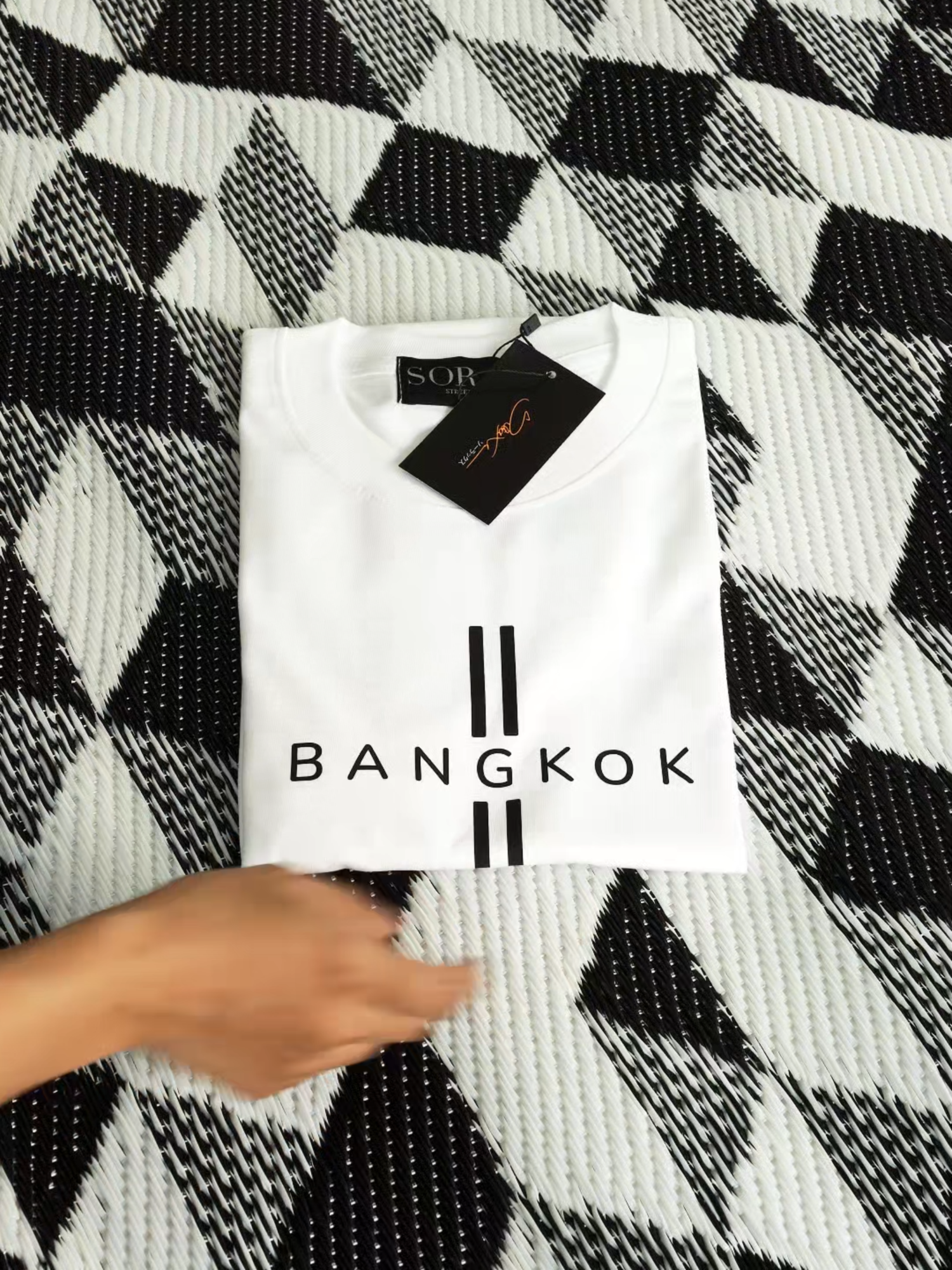 คอลเลคชั่นมาใหม่จ้าพี่ๆ เลือกลายได้ด้วย ลายนี้บอกเลยมองนานๆแล้วเหมือนโดนสะกดจิต มาในแบบเรียบหรู ดูแพงมาก มีสองสีจ้ะพี่ๆ มีขาว/ดำน้า 💖🤩#เสื้อยืด #เสื้อสวย #ลดราคาพิเศษ#พร้อมส่ง#sorax