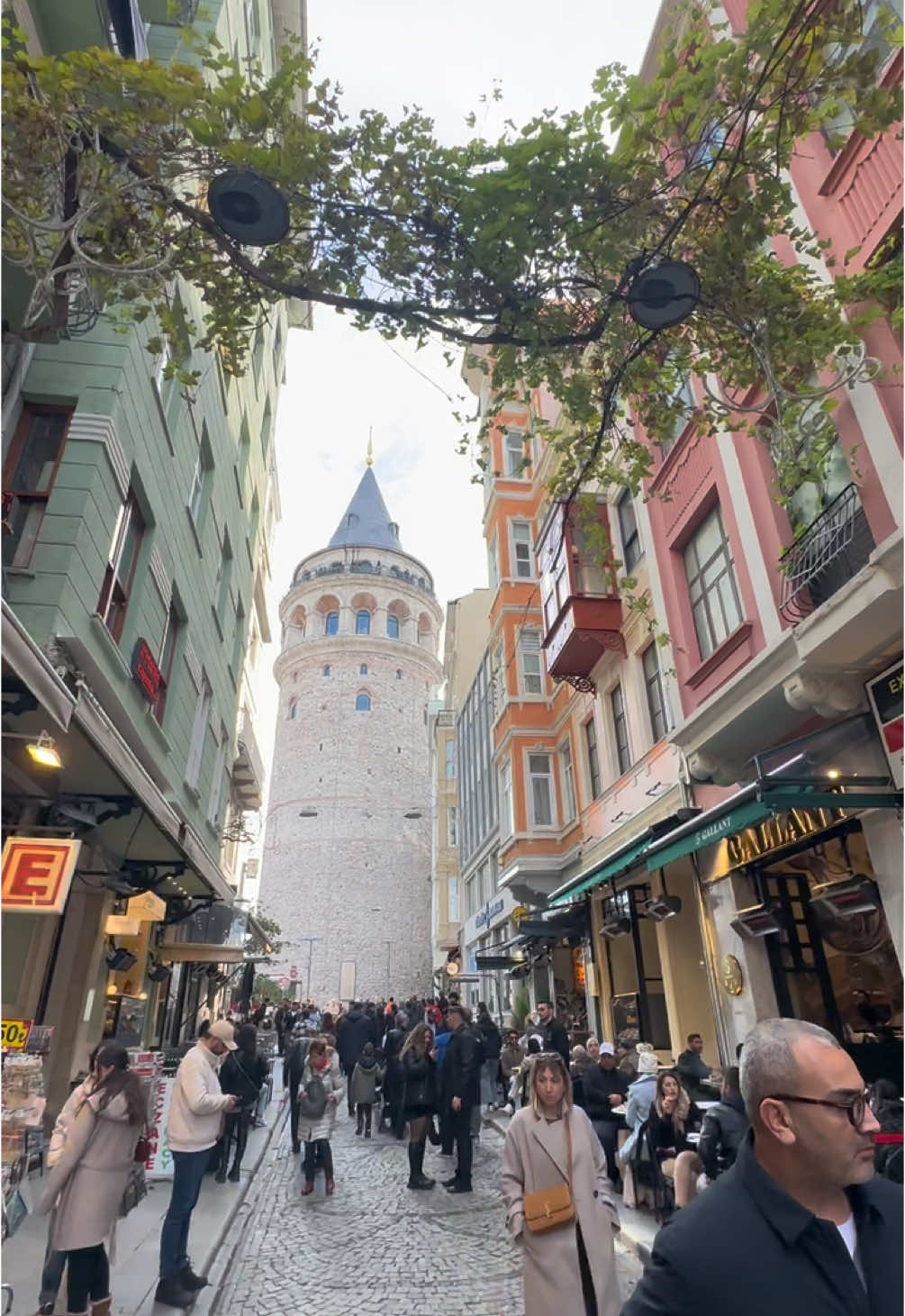 หอคอยกาลาตา GALATA TOWER (GALATA KULESI) หรือบางทีเรียกว่า CHRISTEA TURRIS ซึ่งแปลว่า หอคอยแห่งพระคริสต์ ในภาษาละติน เป็นหอคอยหินยุคกลางในเขตกาลาตา-คาราค็อย (GALATA – KARAKÖY) ของนครอีสตันบูล, ประเทศตุรเคีย #ตุรเคีย🇹🇷 #ตุรกี #istanbul #galatakulesi #หอคอยกาลาตา #เที่ยว #เที่ยวต่างประเทศ #เที่ยวไปเรื่อย #travel 