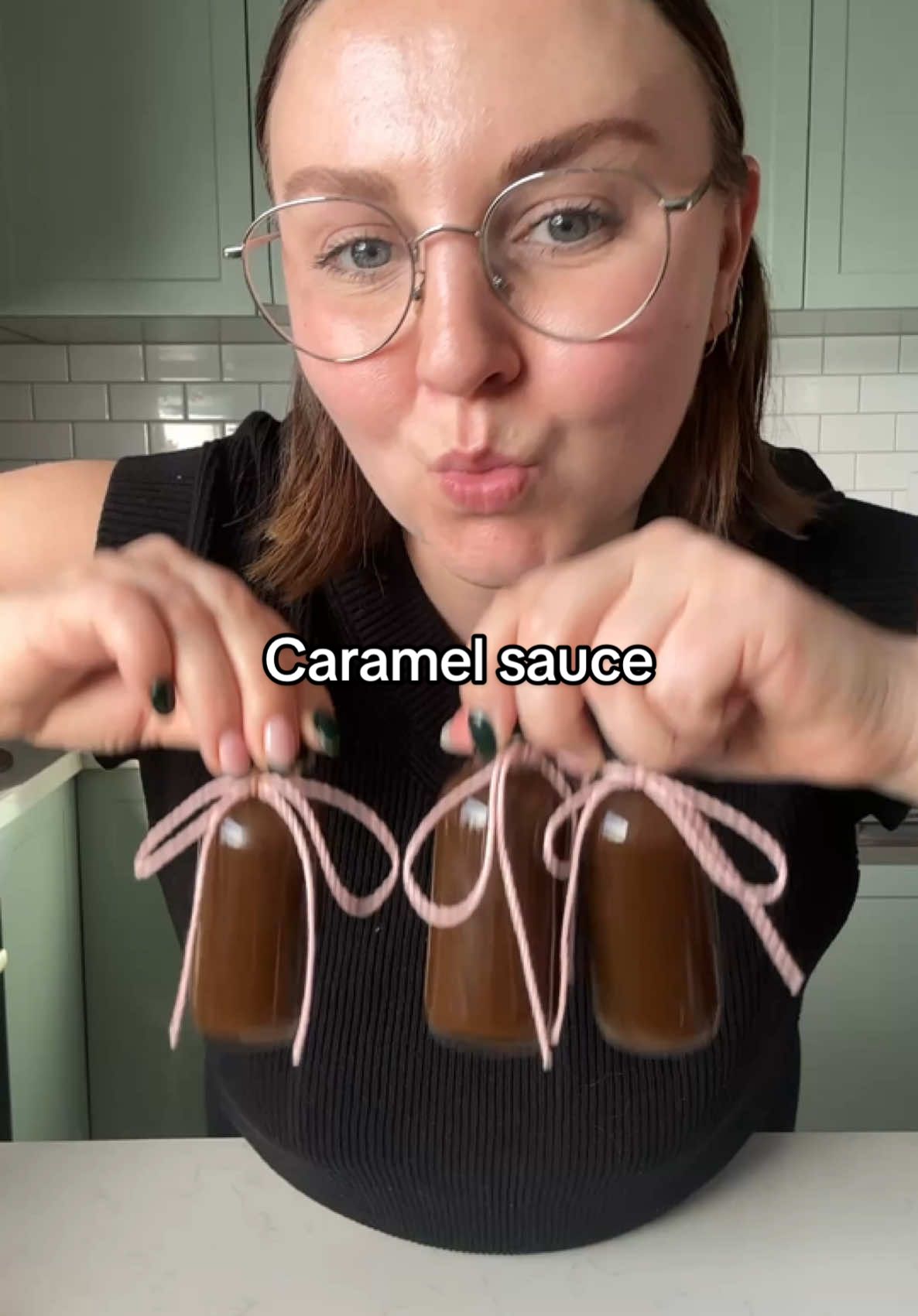 Day 8 ✨ CARAMEL SAUCE i could legit eat this straight from the jar, and it only takes 10 minutes xo #christmasgifts #gifting #caramel #caramelsauce 