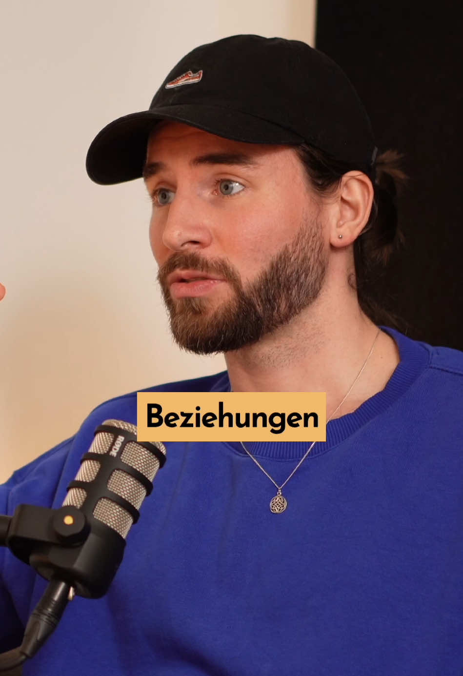 Kennst du dieses Gefühl? 👇 Manchmal ist es nicht dein Bauchgefühl, sondern es sind die Schatten deiner Vergangenheit, die sich in die Gegenwart werfen 😶‍🌫️ Was hat dir geholfen, Klarheit zu schaffen? 💬 Dr. Zarmina Penner, ehemalige Ärztin und Emotionsexpertin, erklärt in der neuesten Podcastfolge, wie Emotionen zu einem Schlüssel für persönliche Transformation werden können. Gemeinsam beleuchten wir die ursprüngliche Funktion von Emotionen, was sie uns in Beziehungen über uns und andere verraten und wie du Konflikte effektiv lösen kannst. Zudem gibt Zarmina praktische Einblicke, wie du deine Emotionen auf gesunde Weise regulierst. Lass dich inspirieren, deine Gefühle besser zu verstehen und sie als Kraftquelle zu nutzen. Link zum ganzen Gespräch in meiner Bio 🔗🎙️ #bindung #bindungsangst #bindungsvermeidung #angst #liebe #beziehung #verbindung #selbstbewusstsein #selbstentwicklung #emotion