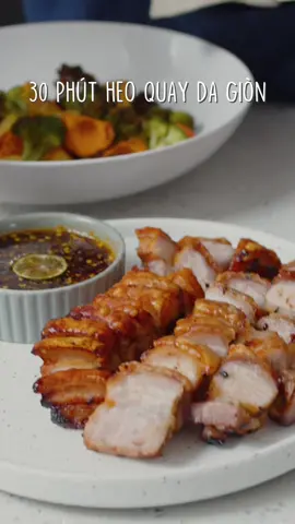 Cách làm heo quay cực nhanh chỉ trong 30 phút ăn kèm sốt tắc chua ngọt siêu cuốn luôn 😆 #joyoungvietnam #thuongthuctronven #noichienkhongdau #vugiabao #LearnOnTikTok #buacomgiadinh #comnha #annhanhnaugon #nauancungtiktok #fyp #xuhuong #trending 