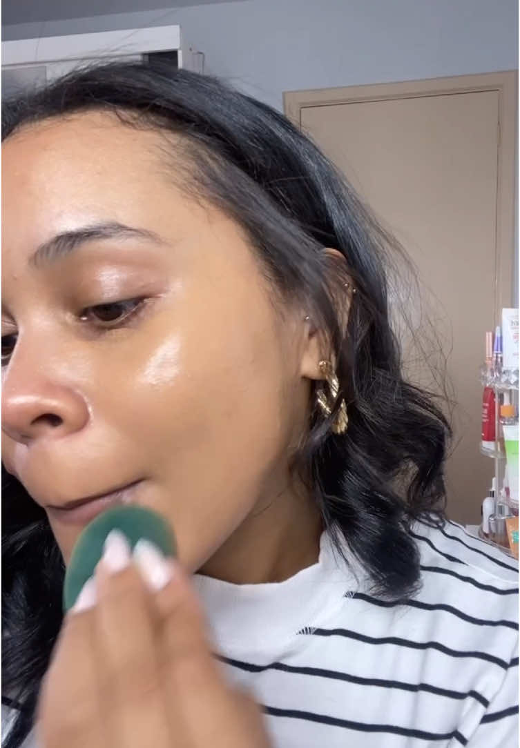 Testando a base da fran eu tinha essa base da franciny ehlke aqui e nao usava!!!  Cor m-02 #francinyehlke #francinyehlke #glossfranciny 