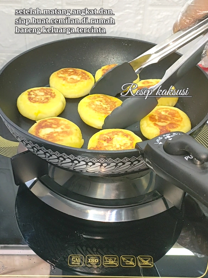 Hujan hujan gini buat cemilan enak yuk..hanya 5 bahan aja udah jadi cemilan yang enak banget!! Cara buatnya juga sangat mudah.... apalagi menggunakan pan set anti lengket dari @makani.cookware hasilnya wow luar biasa banget!! Selain Elegan dan desain yang otentik pan cookware ini terbuat dari Alumunium cast berlapis coating anti lengket tanpa PFOA sehingga bisa menunjang makanan yang lebih sehat. Keunggulan lain @makani.cookware ✨ 💫 Indonesian product  💫 Premium Quality and design  💫 Bisa untuk semua jenis kompor  💫 Anti lengket  💫 Oven safe Yang mau samaan pakai pan set ini bisa beli di official storenya @makani.cookware dan sudah tersedia juga di shoppe dan Tokopedia.@Makani Cookware 