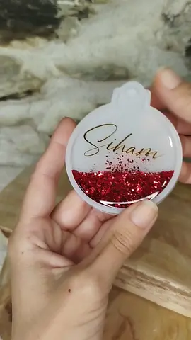 une courte vidéo pour vous montrer les boules personnalisées qui sont pour nous cette fois-ci. toute la famille a sa boule personnalisée dans le sapin 🥰 #deco #decoration #resinepoxy #epoxy #resin #resine #tiktokfrance #pourtoii #handmade #resinaepoxi #resinart #fyp #epoxyresin #noel #christmas 