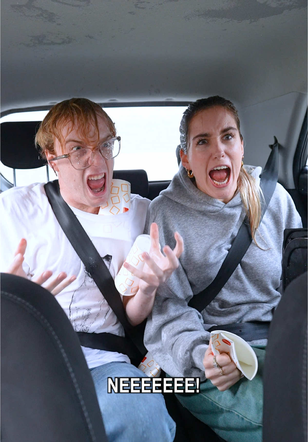 Gelukkig is de auto niet nat geworden 🤓 STEM OP ONS! #goudenk #mcdonalds 