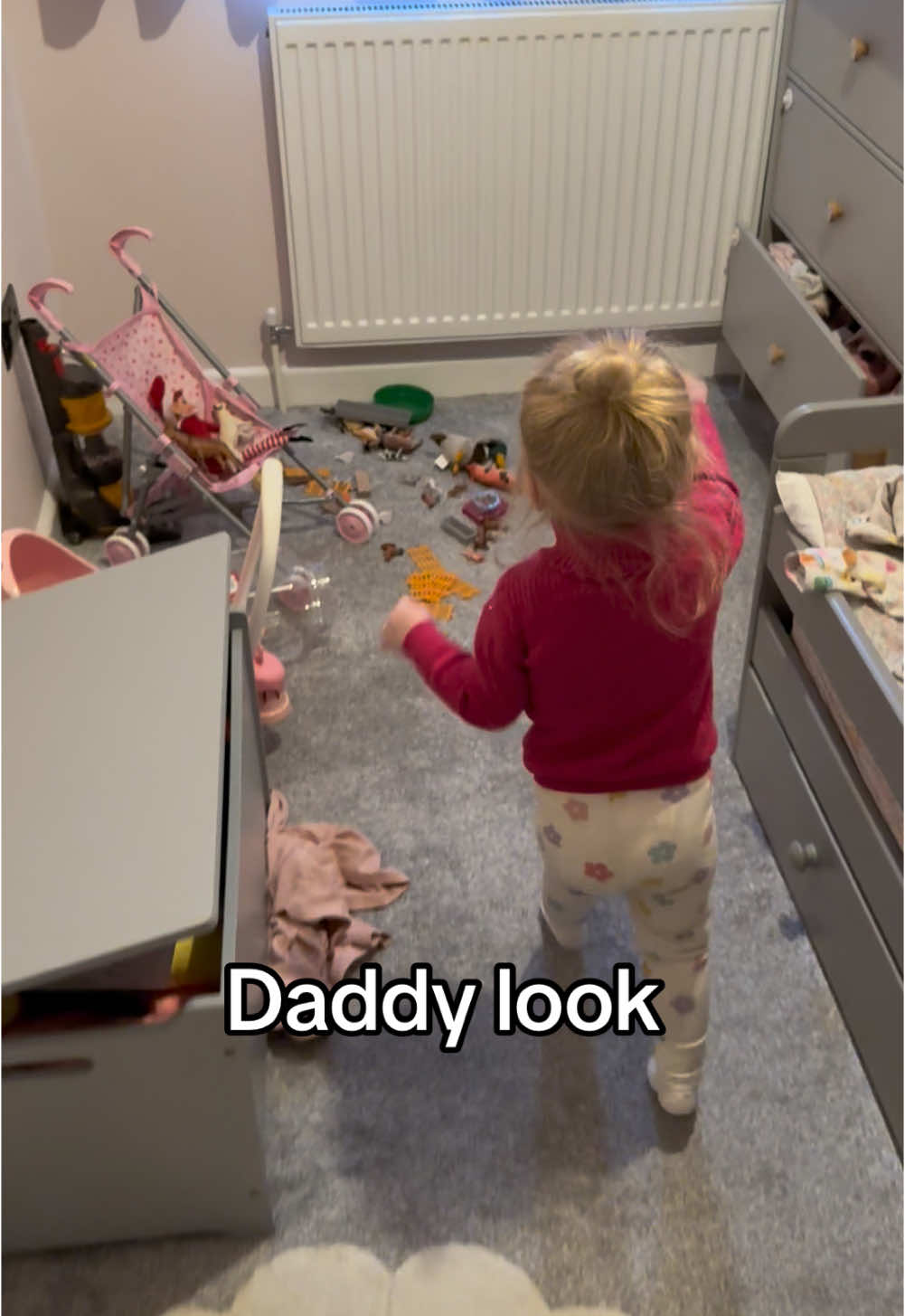 She wasnt impressed #daughter #elf #family 