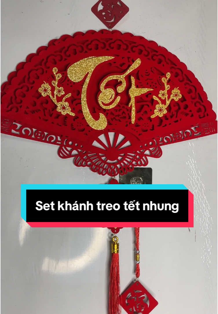Sét 3 Khánh quạt PHÚC LỘC THỌ Treo Trang Trí Ngày Tết, Set 3 Khách Quạt (Phúc Lộc Thọ) size 45cm Dây Treo Nhung Đỏ Chúc Mừng Năm Mới .Phụ Kiện Decor Trang Trí Tết 2025 #khanhtreotet #khanhtreotet2025 #khanhnhungtreotet #khanhtreotuong #phucloctho #phucloctho #trangtritet #trangtritettainha #tet2025 #giadungdecor #trangtridecor #dercortet 