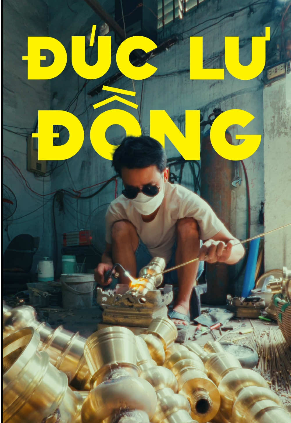 Nghề đúc lư đồng được xem là 1 trong những nghề truyền thống đặc sắc còn được duy trì ở Sài Gòn.  Đến cơ sở chú Út Kiểng, 1 trong 5 cơ sở đúc lư đồng vẻn vẹn còn duy trì nghề truyền thống này (tất cả 5 cơ sở trên đều là anh em họ hàng với nhau), dưới cái nóng của lò nung, tiếng gõ búa của người thợ đúc, ta mới thấy được sự tâm huyết và công phu để tạo nên 1 bộ lư. Hy vọng qua những chiếc clip nhỏ như thế này cũng sẽ giúp mọi người hiểu và yêu quý hơn những làng nghề truyền thống ở Việt Nam 💛 #shotoniphone #nghetruyenthong #saigonvivu 