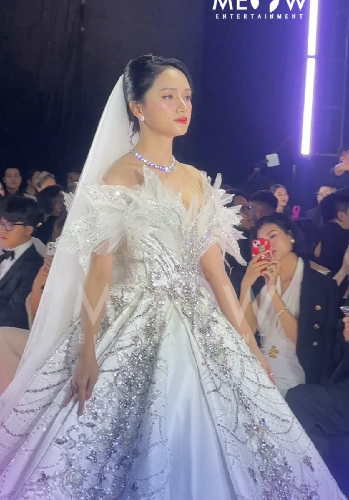 Hoa hậu Hương Giang mặc váy cưới đẹp xuất thần trên sàn catwalk chiếm trọn mọi ánh nhìn. #MeowEntertainment #SapTinggg #MeowNetwork #TikTokGiaiTri #saptinshowbiz #cayphimnayne #TikTokAwardsVN