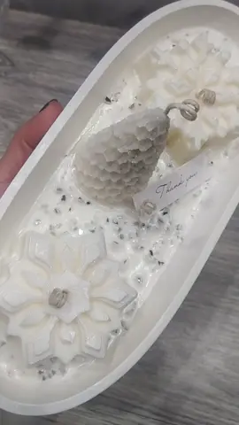 #❄️❄️❄️ #handmade #christmasvcandle #candlestyle #christmasmelts🎄 #wax #whitecristmas #wax #scentsywax #candlemaking #candlestyle 