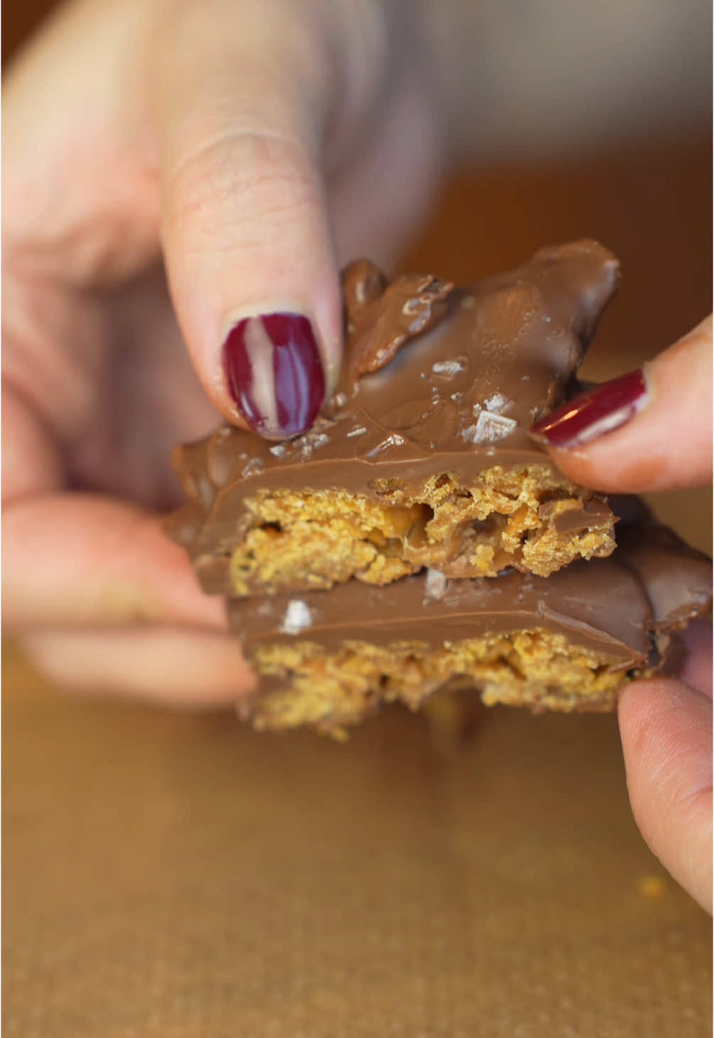 Karamellbräck med mjölkchoklad, så kripsigt och gott! Salt och sött 🤤 #julgodis #cornflakes #bräck 