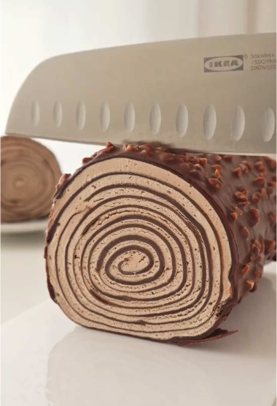 Oven-free ❗️Chocolate Crispy Thousand Layer Rolls 🌟Smooth and rich 🌟Chocolate Mille-feuille: 180g whole eggs (3-4 pieces) 30g fine sugar Cocoa powder 10g Low gluten flour 100g Milk 300g 30g melted butter 🌟Chocolate Cream: Dark chocolate 70g 70g light cream 250g light cream 🌟Chocolate Crisp: Black Qiao 100g Coconut oil 30g 30g crushed peanuts
