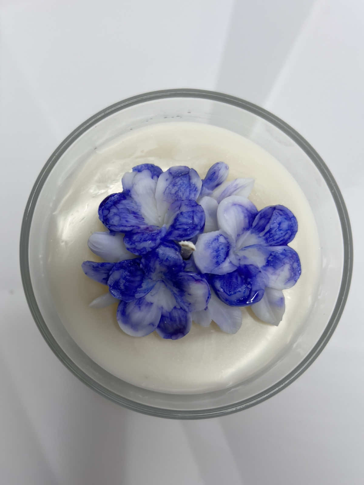 ✨Die Eleganz der Natürlichkeit✨ Diese einzigartige handgefertigte Kerze soll mit blauen Blumendetails eine friedliche Atmosphäre schaffen. 🕯️💙 #NaturalCandle #Handmade #ElegantDesign #DecorativeCandle #HandmadeCandle #DecorativeCandle #Art&Design #CustomDesign #Geschenkidee #AestheticDecor#kerzen #candle 
