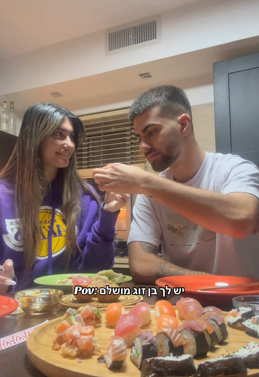 כשהוא מפתיע אותך בארוחת ערב>>