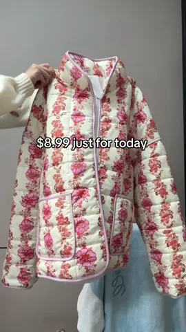 So fashion floral jacket for winter😘❄️🌸#fyp #womenswear #tiktokshopholidayhaul #spotlightfinds #floral #jacket #winter #gift #fashion #ootdinspo #christmas 